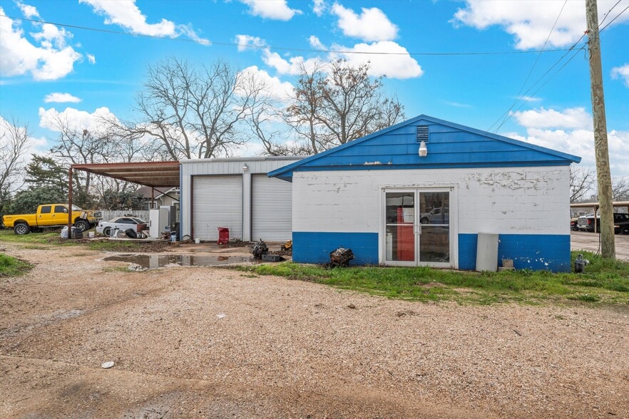 More Photos Of 201 W Oak St, West Service Station For Sale