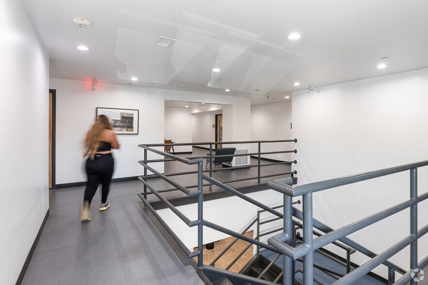 More Photos Of 2910 S Beckley Ave, Dallas Storefront Retail Office For Lease