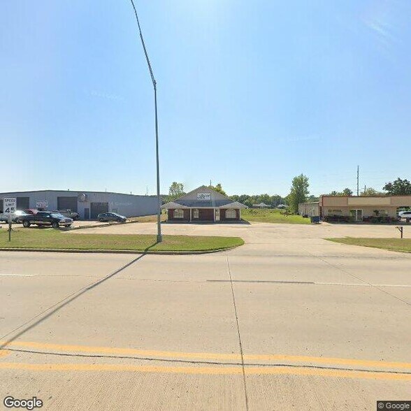 More Photos Of 1002 1/2 E Shawntel Smith Blvd, Muldrow Office For Sale