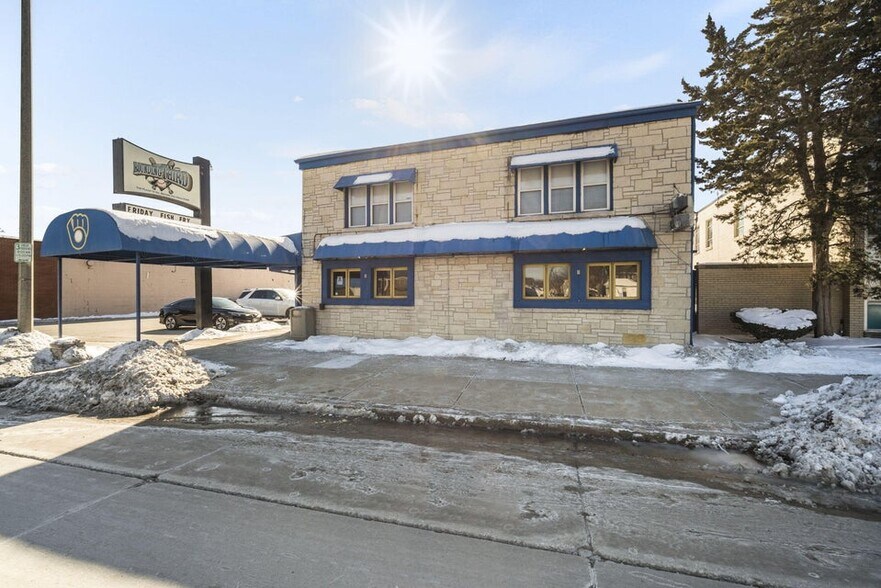 More Photos Of 6317 W Bluemound Rd, Milwaukee Bar For Sale