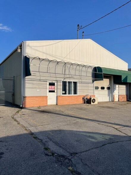 More Photos Of 1220 Gilbert Ct, Iowa City Warehouse For Lease