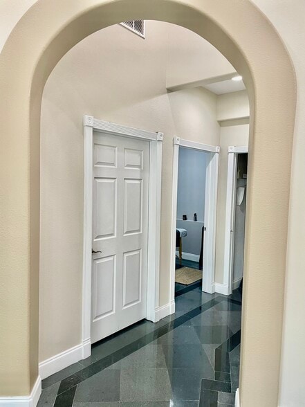 More Photos Of 8810 Commodity Cir, Orlando Showroom For Lease