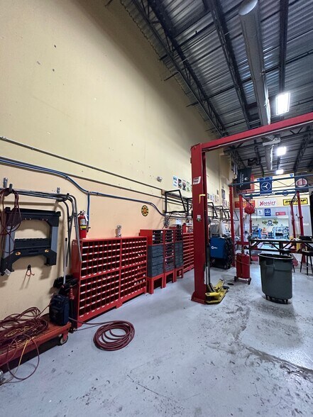 More Photos Of 14930 Corporate Rd S, Jupiter Warehouse For Sale