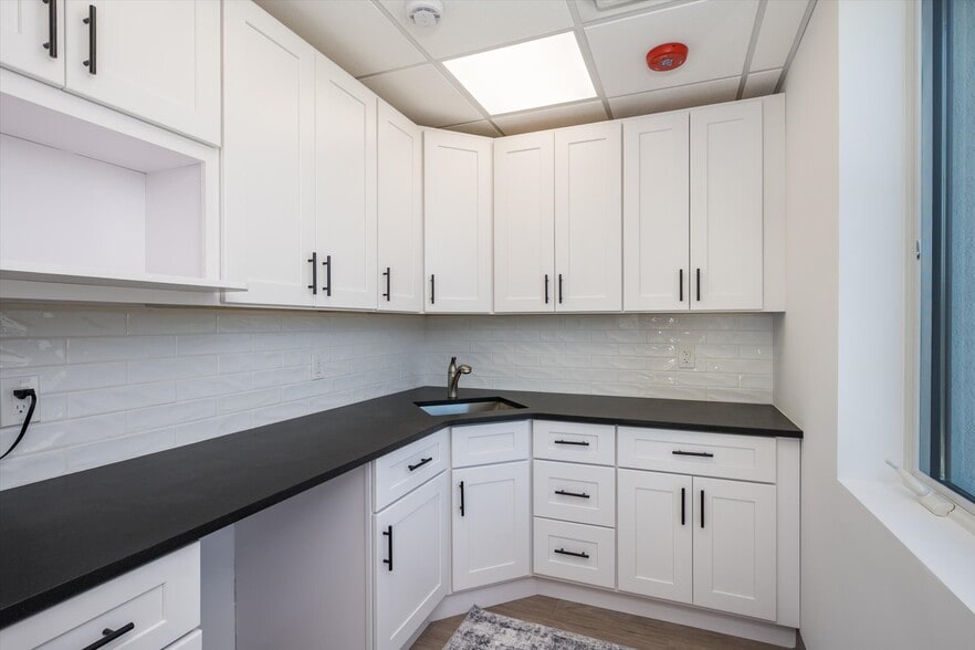 More Photos Of 25 Willowdale Ave, Port Washington Office For Sale