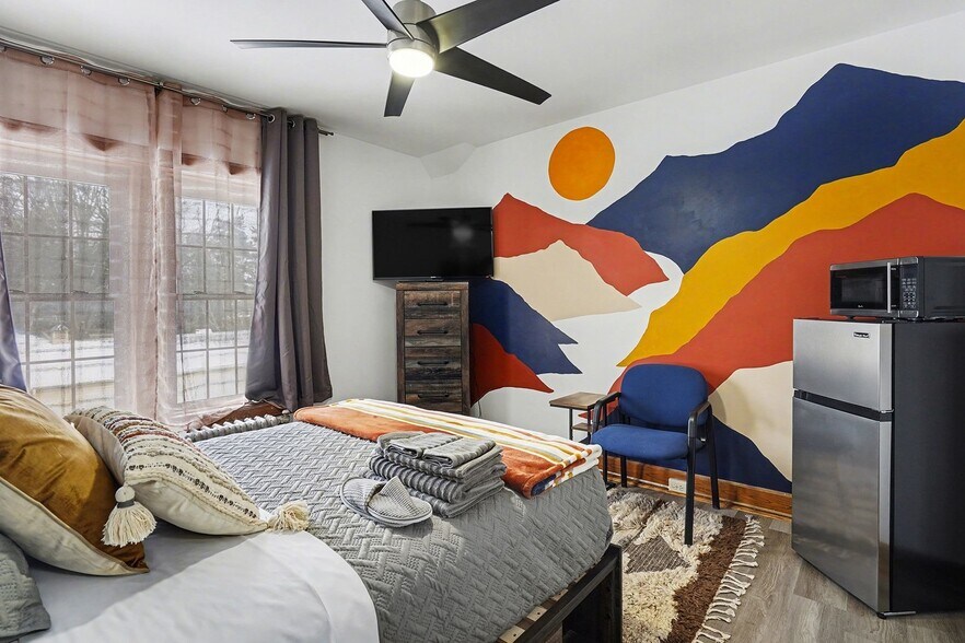 More Photos Of 302 N Trumbull St, Bay City Hotel For Sale