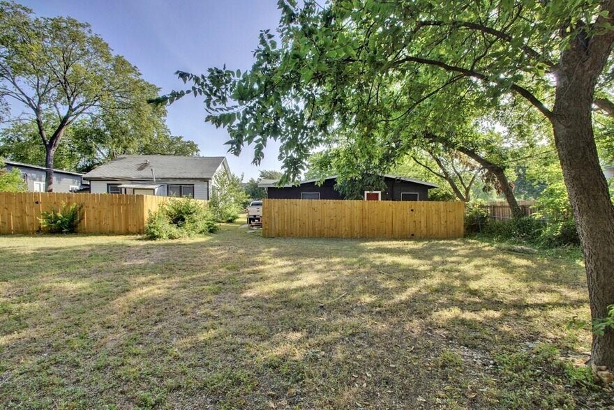 More Photos Of 607-611 Nelray Blvd, Austin Land For Sale