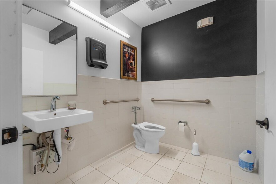 More Photos Of 117 East St, Hutto Loft Creative Space For Sale