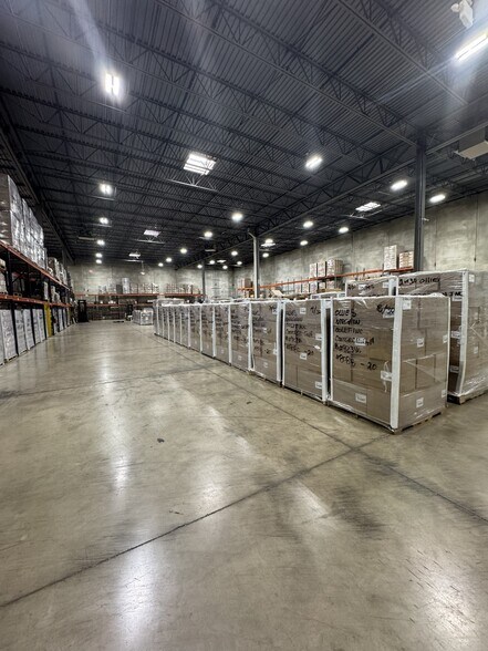 More Photos Of 880 N Wood Dale Rd, Wood Dale Warehouse For Lease