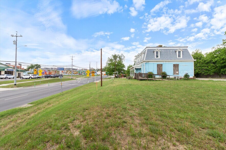 More Photos Of 321 L B J dr, San Marcos Office For Sale