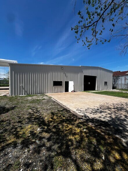 More Photos Of 6827 La Paseo St, Houston Warehouse For Lease