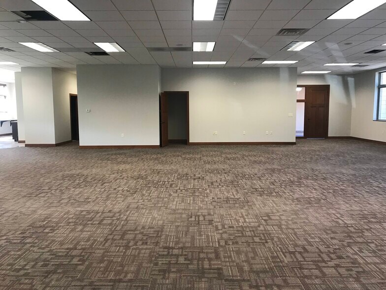 More Photos Of 5117 S Crossing Pl, Sioux Falls Office For Sale