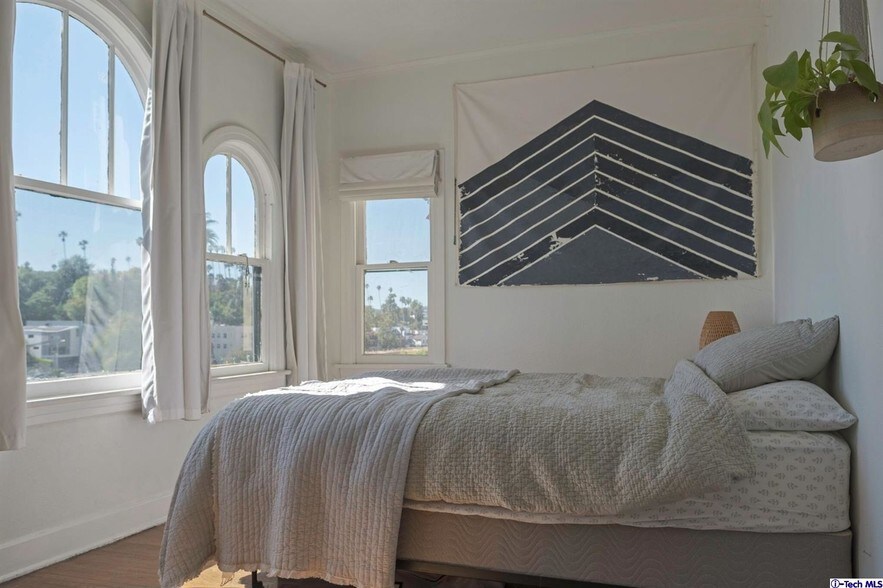 More Photos Of 3201 Hamilton Way, Los Angeles Apartments For Sale