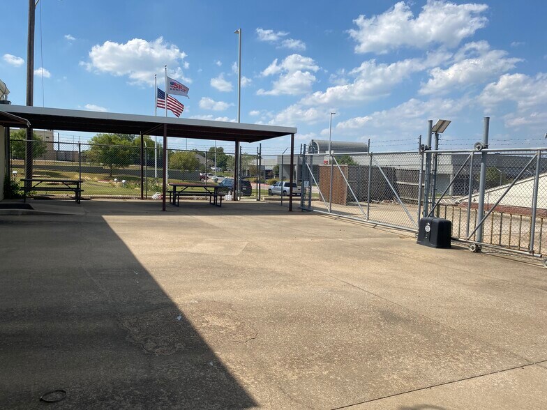 More Photos Of 411 N Main St, Euless Office For Lease