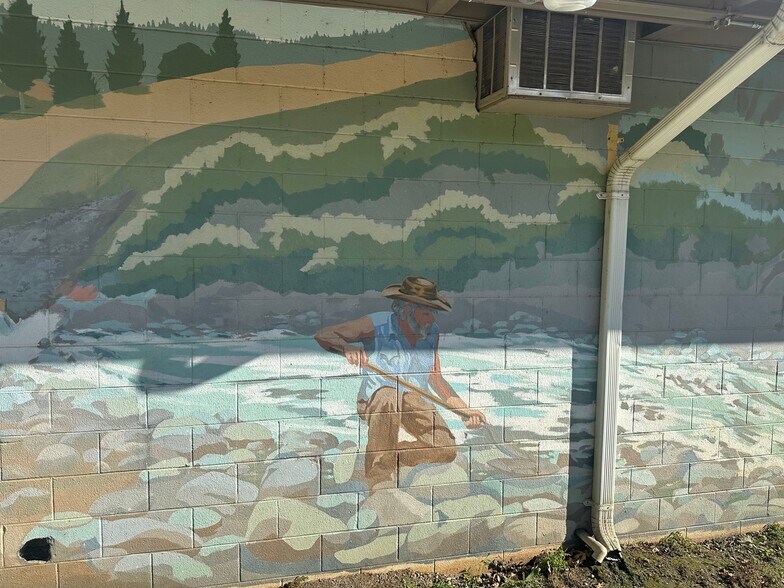 More Photos Of 143 Davis Rd, Happy Camp Storefront For Sale