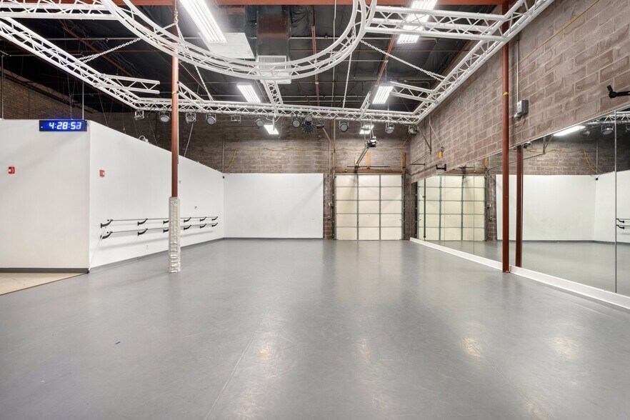 More Photos Of 13702 Gamma Rd, Dallas Light Manufacturing For Sale
