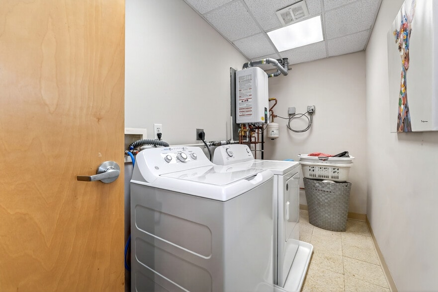 More Photos Of 140 Summer St, Holliston Veterinarian Kennel For Sale