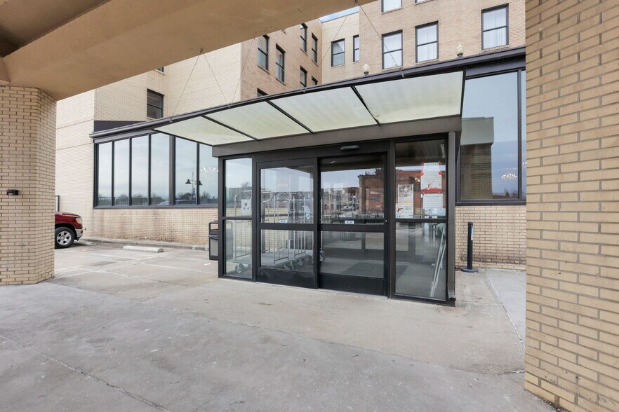 More Photos Of 301 Broadway, Lorain Hotel For Sale