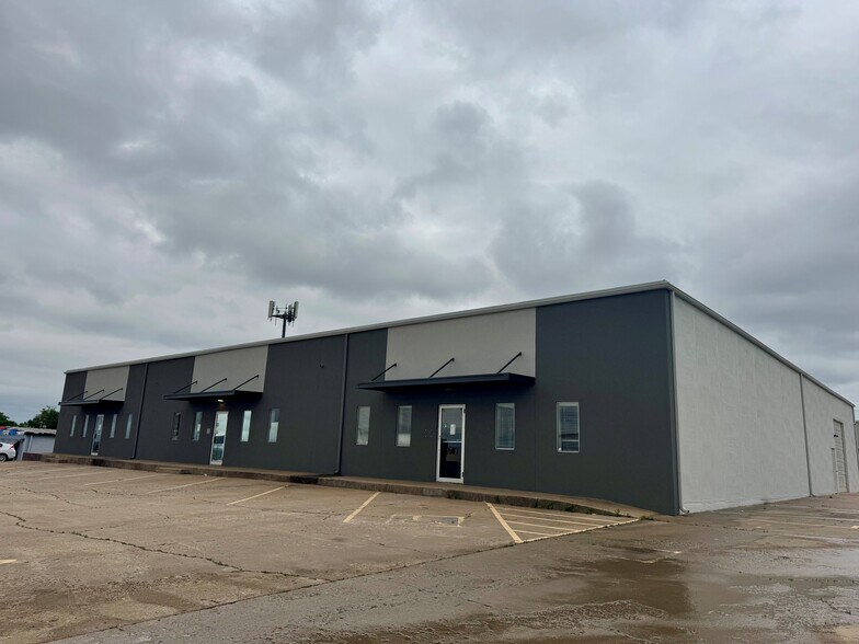 More Photos Of 7632-7636 E 46th Pl, Tulsa Unknown For Lease