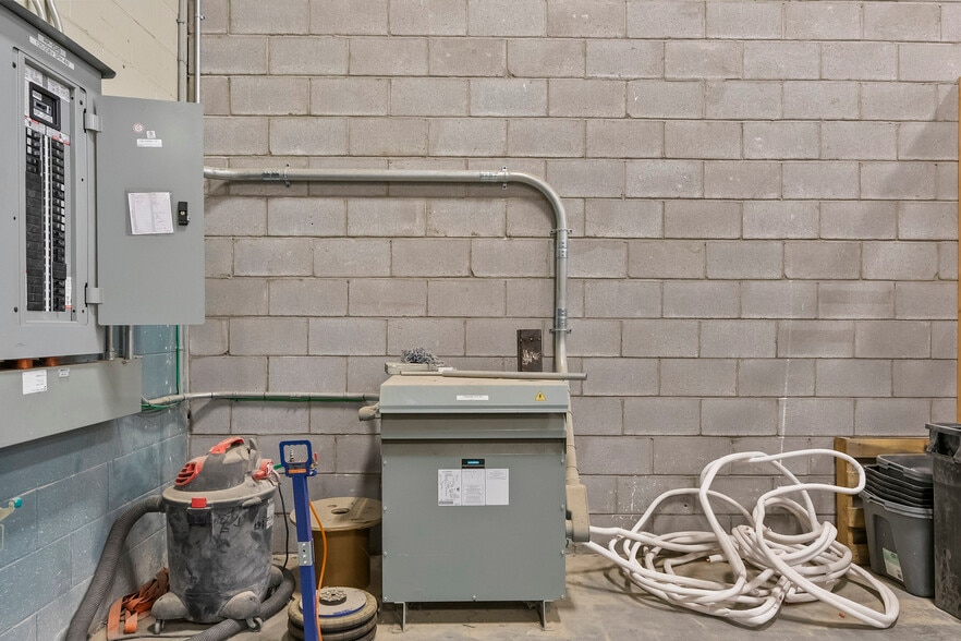 More Photos Of 47 Morton Av E, Brantford Warehouse For Lease