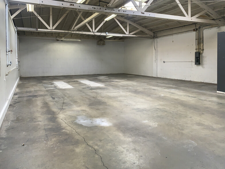 More Photos Of 235 W 24th St, Los Angeles Service For Sale