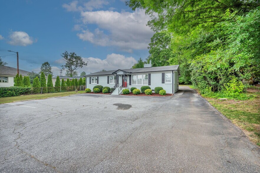 More Photos Of 1 Elizabeth Dr, Greenville Freestanding For Sale
