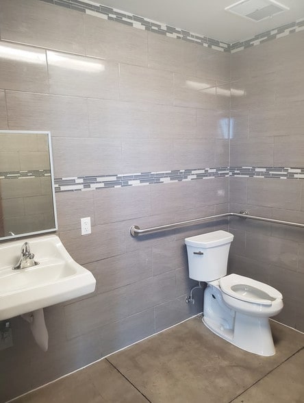 More Photos Of 61 Commerce Dr, Perris Manufacturing For Sale