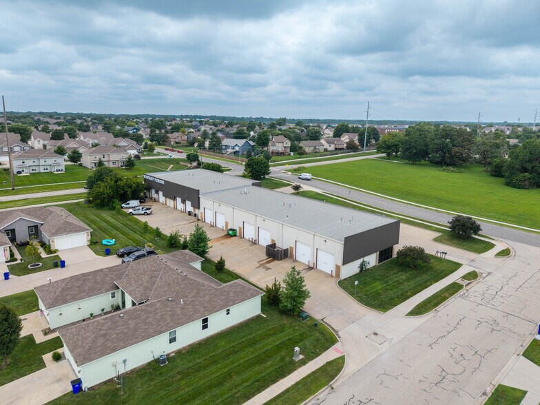 More Photos Of 800 Creekside Dr, Gardner Showroom For Sale