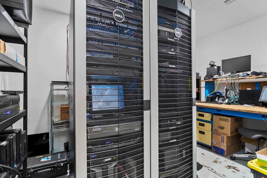 More Photos Of 22520-22522 Ventura Blvd, Woodland Hills Storefront Retail Office For Lease