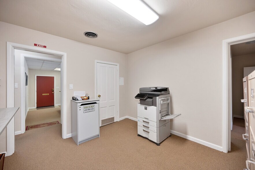 More Photos Of 1407-1409 Lincoln Way, Auburn Office For Sale