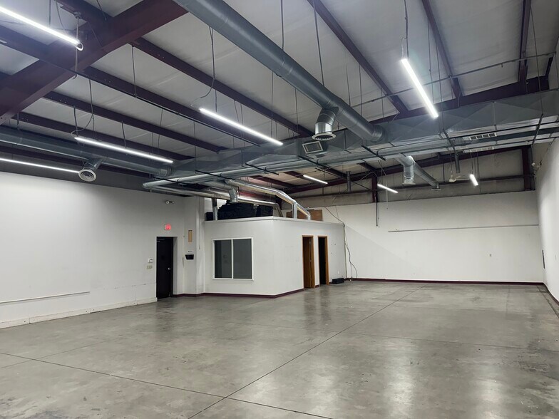 More Photos Of 1637 S Baehr St, Wichita Warehouse For Sale