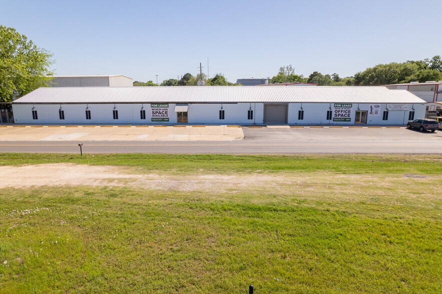 More Photos Of 2403 Washington St, Waller Flex For Lease