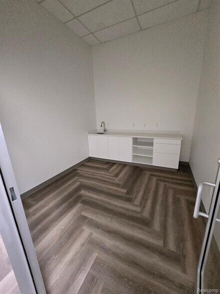 More Photos Of 1077 W 14 Mile Rd, Clawson Freestanding For Lease