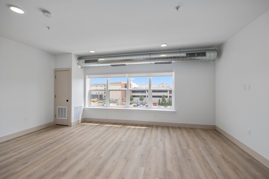 More Photos Of 27 S Squirrel Rd, Auburn Hills Coworking Space