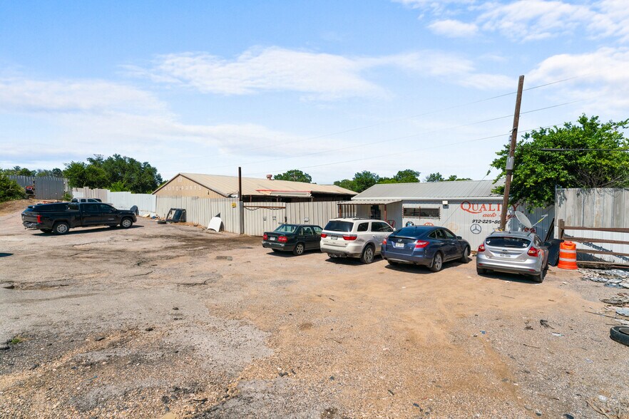 More Photos Of 10466 Central Expy, Dallas Auto Salvage Facility For Sale