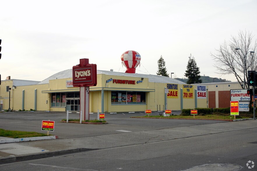 More Photos Of 911 Merchant St, Vacaville Freestanding For Lease