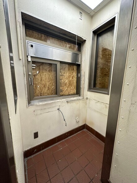 More Photos Of 18902 Northline Rd, Southgate Fast Food For Sale