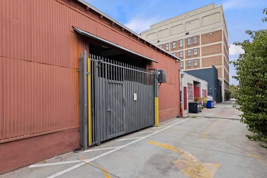 More Photos Of 1022 S Santa Fe Ave, Los Angeles Showroom For Lease