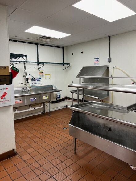 More Photos Of 10811 NE 23rd St, Spencer Restaurant For Lease