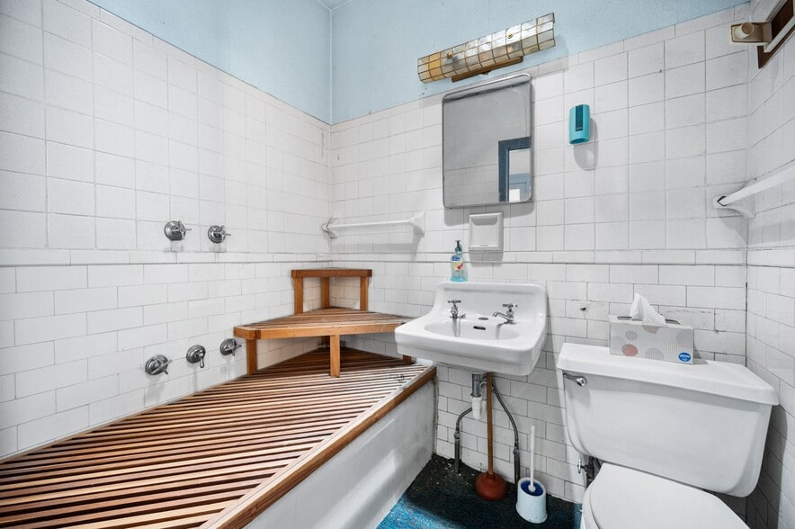 More Photos Of 16903 Fischer Rd, Cleveland Office For Sale