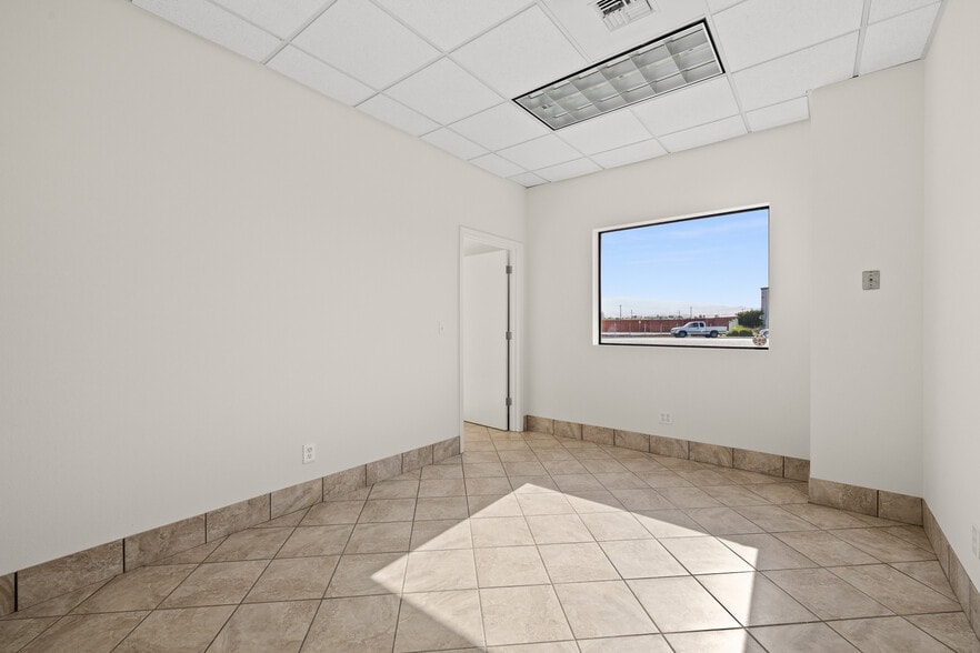 More Photos Of 138 Coremark Ct, Bakersfield Service For Lease