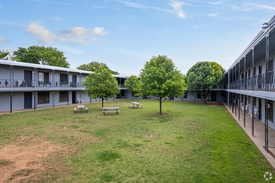 More Photos Of 2301 50th St, Lubbock Apartments For Sale