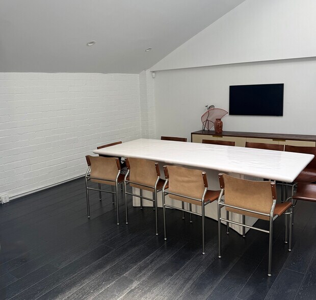More Photos Of 1112 N Beachwood Dr, Los Angeles Office For Lease