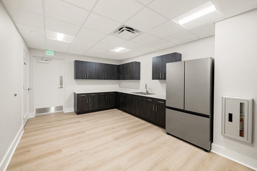 More Photos Of 8111 Broadway Ave E, Estero Storefront Retail Office For Lease