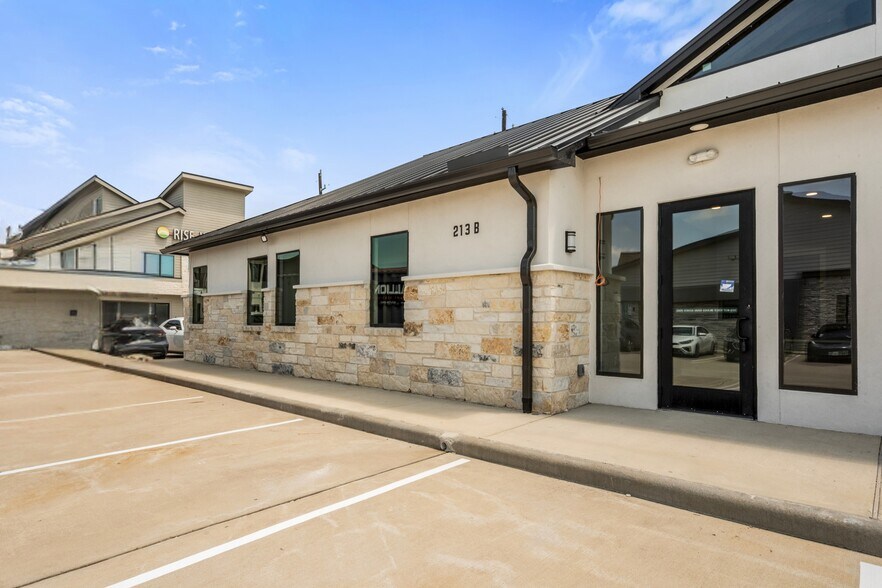 More Photos Of 213 Bella Katy Dr, Katy Medical For Lease
