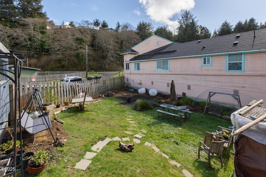 More Photos Of 205 SW Highway 101, Waldport Storefront For Sale