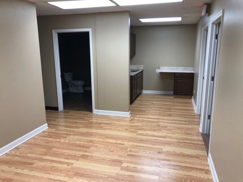 More Photos Of 22272 N Pepper Rd, Lake Barrington Warehouse For Lease