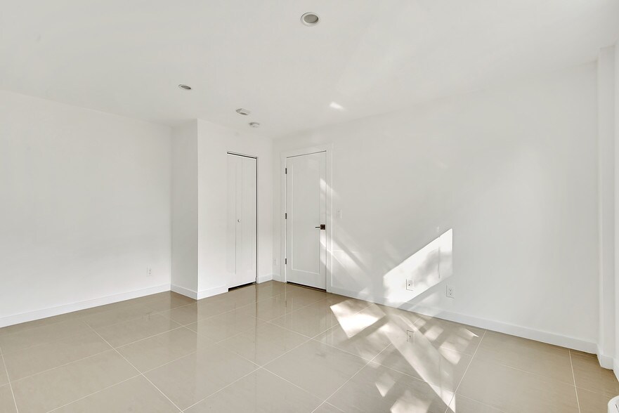 More Photos Of 924 Marseille Dr, Miami Beach Apartments For Sale