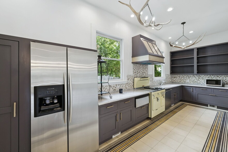 More Photos Of 321 E Dewey Pl, San Antonio Office For Sale