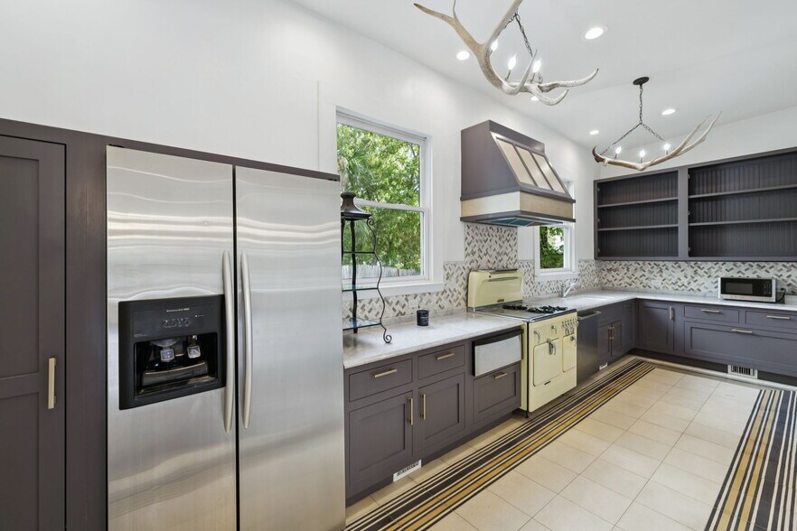 More Photos Of 321 E Dewey Pl, San Antonio Office For Sale