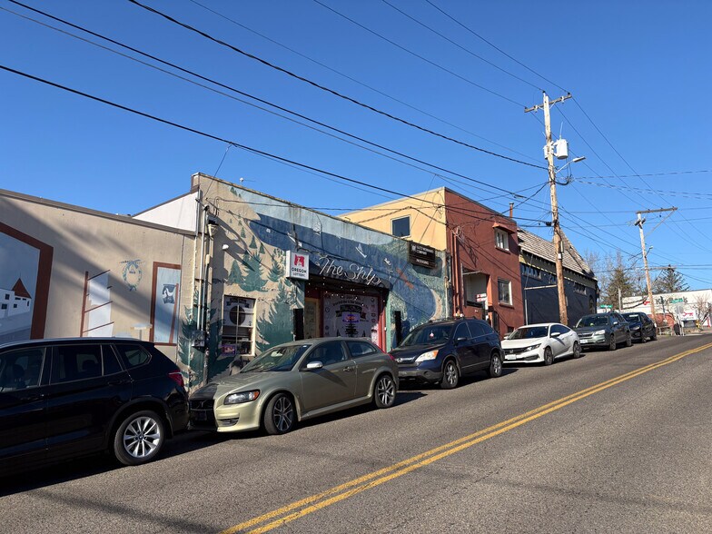 More Photos Of 7827 SW 35th Ave, Portland Bar For Sale